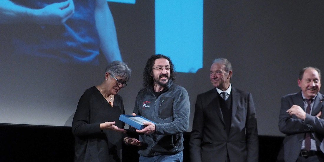 Concetta Lucchi consegna il premio "Targa Lino Lucchi"